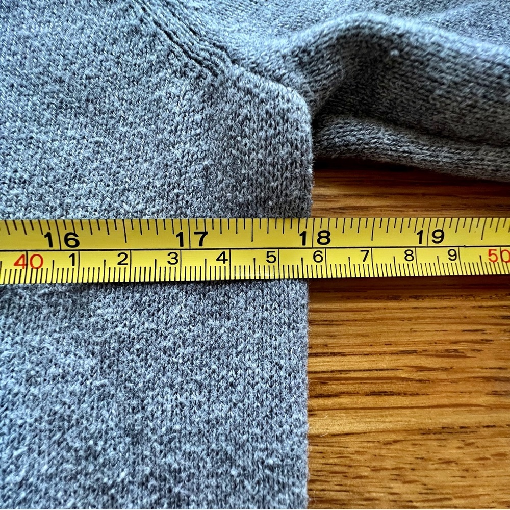 ⭐️ Old Navy Lightweight Sweater Gray with Pineapple Print size SMALL - Picture 6 of 12